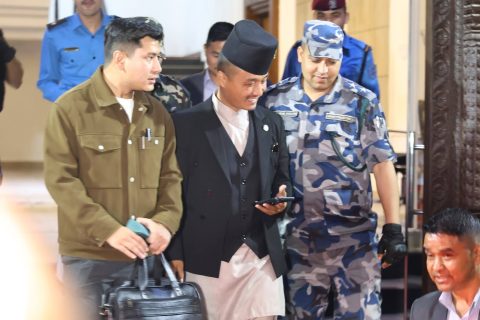 पांच घण्टा सुरक्षा निकायका अधिकारीहरुसंग भेटेर निस्किएका गृहमन्त्री गुरुङको पत्रकारहरुलाई प्रश्न,”खाना त खानु भयो नि ?”