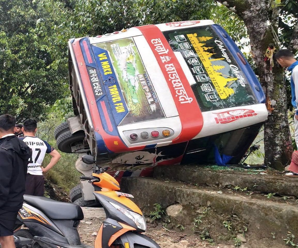 पोखराबाट बुटवल जाँदै गरेको बस एकाबिहानै  स्याङ्जामा दुर्घटनाग्रस्त : तीन जना घाइते