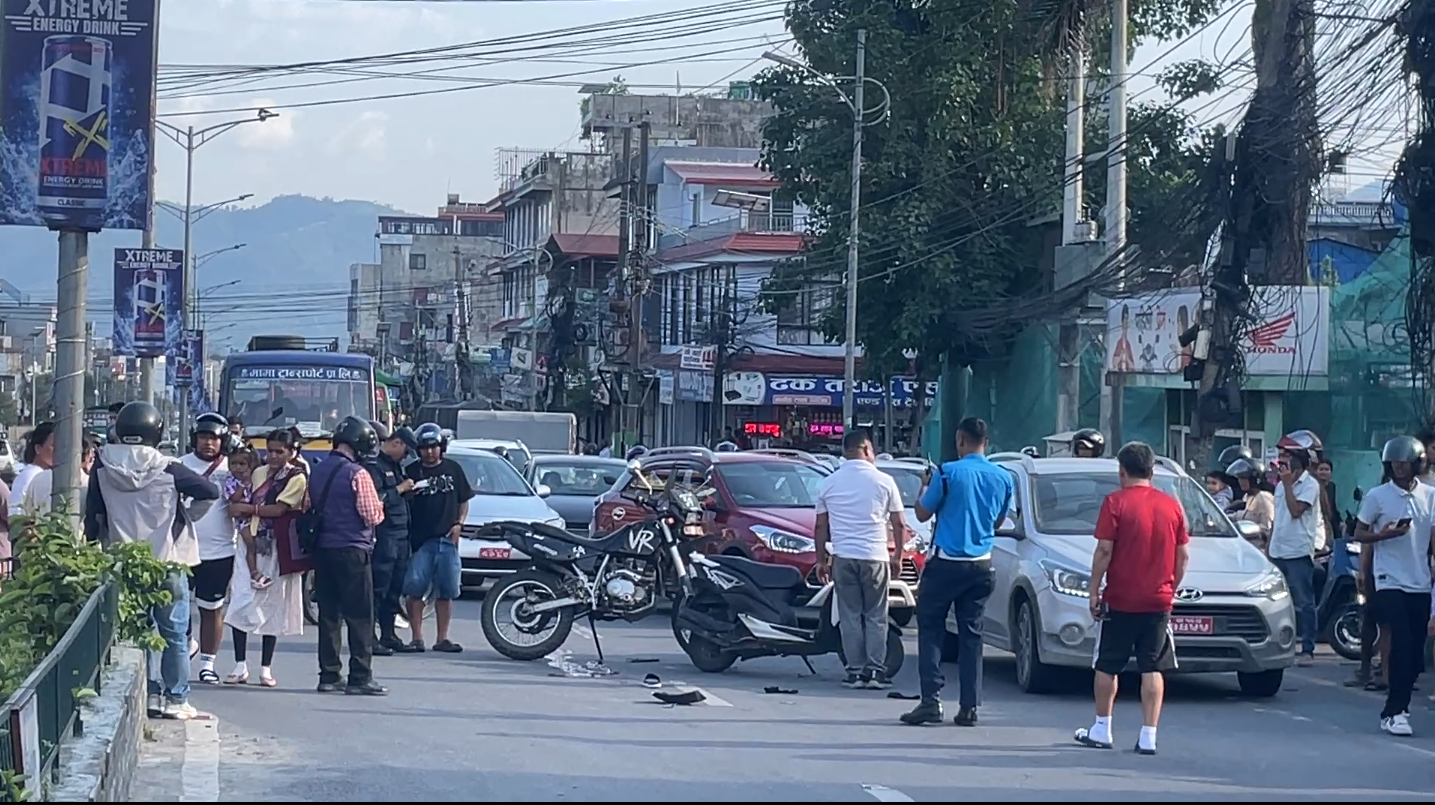 पोखराको न्युरोडमा भीआरले स्कुटरलाई दियो ठक्कर : १७ वर्षीय किशोरको निधन