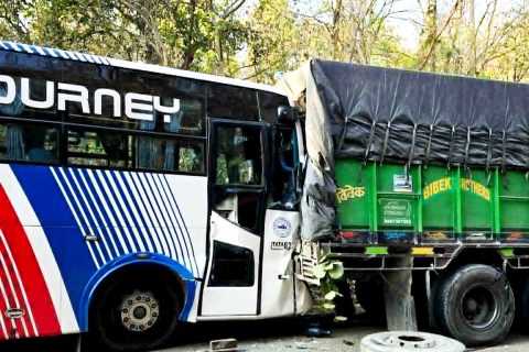 बाँकेमा रोकिराखेको ट्रकमा बस ठोक्किँदा ३८ जना घाइते