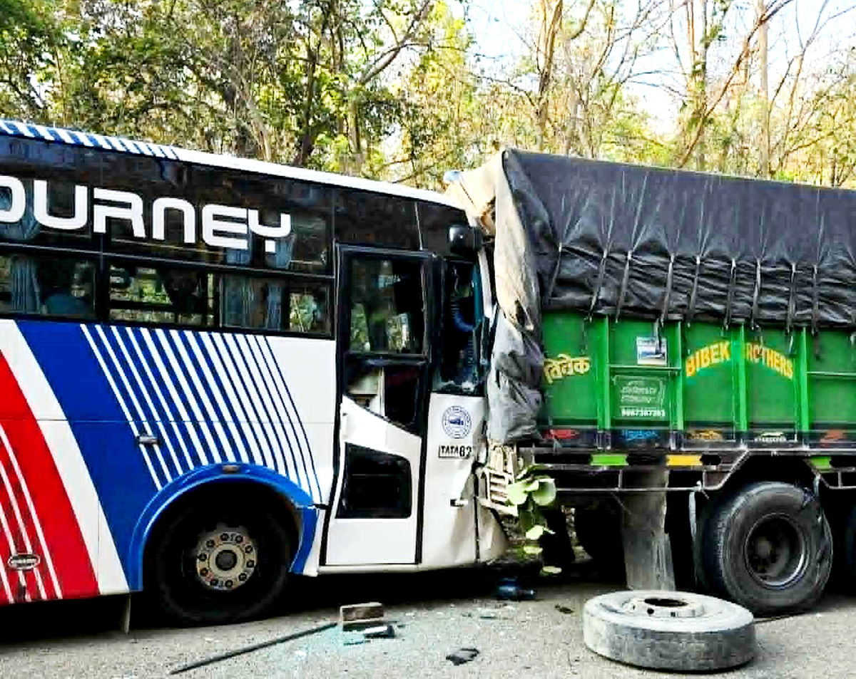 बाँकेमा रोकिराखेको ट्रकमा बस ठोक्किँदा ३८ जना घाइते
