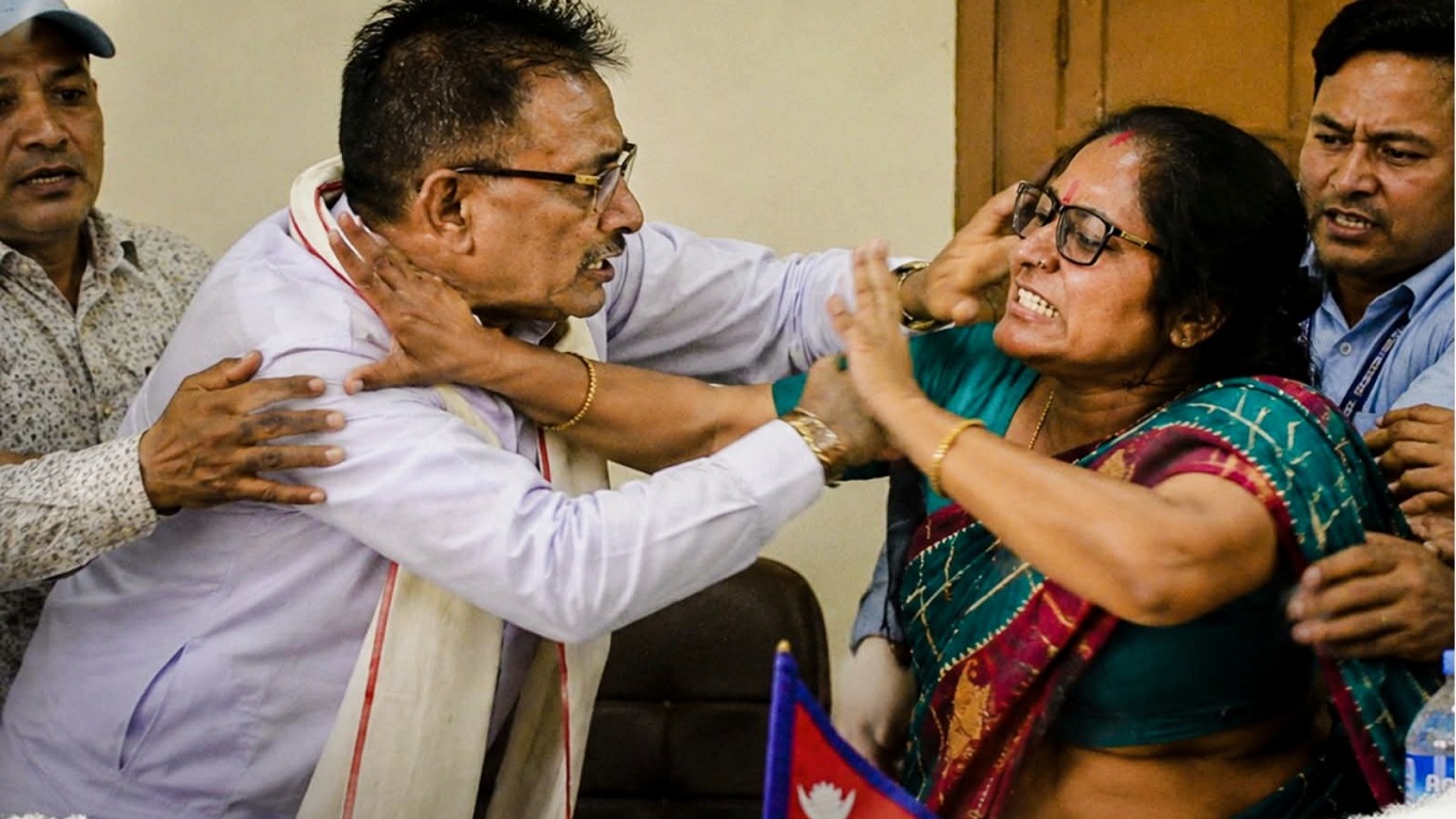 कमला नगरपालिकाका मेयर विशेश्वर यादव र उपमेयर शिला देवी मण्डलबीच कुटाकुट