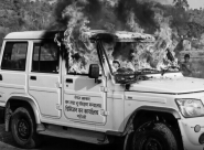 अव्यवस्थित बसोबासी हटाउने विषयमा महोत्तरीमातनाव : वन कार्यालयको गाडीमा आगजनी