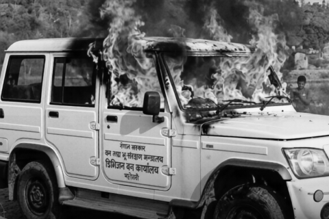 अव्यवस्थित बसोबासी हटाउने विषयमा महोत्तरीमातनाव : वन कार्यालयको गाडीमा आगजनी