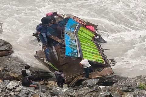 हिमालपारिको जिल्ला मनाङमा ट्रक दुर्घटनाग्रस्त : दुई जना घाइते