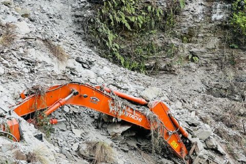 म्याग्दीमा चालकसहित पहिरोमा पुरियो एक्साभेटर