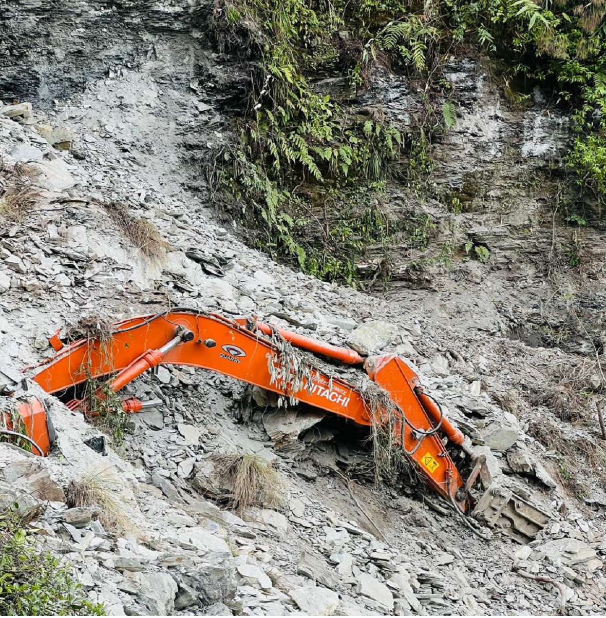 म्याग्दीमा चालकसहित पहिरोमा पुरियो एक्साभेटर