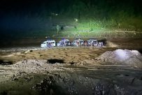 रोशीमा फंसेको माइक्रोबसका यात्रुको उद्धार, डेढ सय बढी सवारी रोकिए