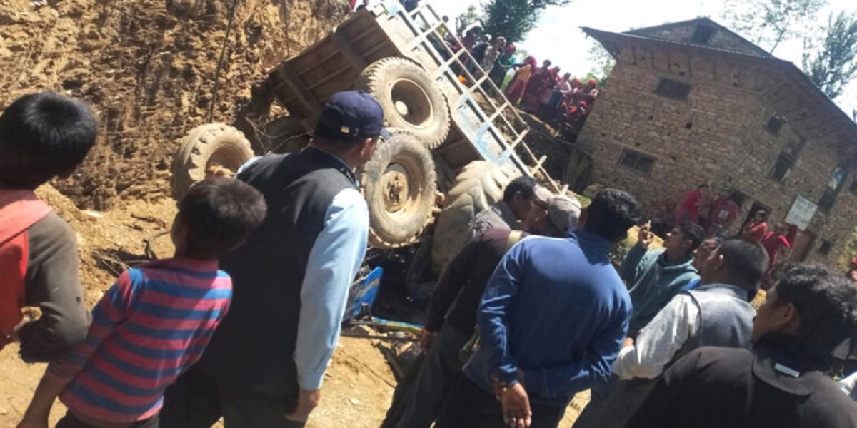 सल्यानको भुसखोलामा ट्याक्टर दुर्घटना : चालकको मृत्यु, दुई जना घाइते