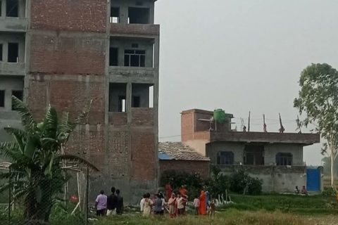 चार तला माथि छतबाट खसेर दुई मजदुरको मृत्यु