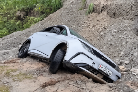 स्याङजाको आम्बोटमाआएको पहिरोमा आंशिक पुरिएको यो कार कसको हो ?