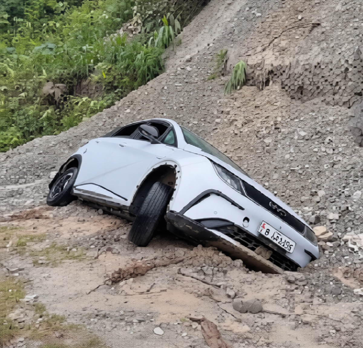 स्याङजाको आम्बोटमाआएको पहिरोमा आंशिक पुरिएको यो कार कसको हो ?