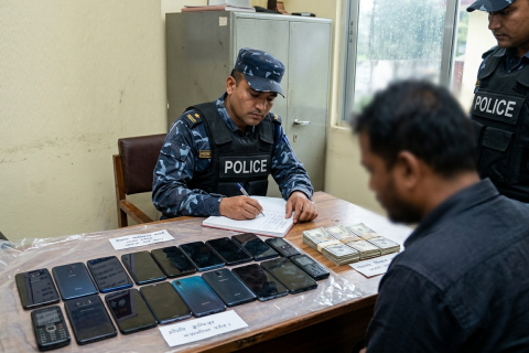 अवैध क्रिप्टो कारोबारमा संलग्न मेडिकल डाक्टर चितवनबाट पक्राउ : १७ थान मोबाइल र ३० हजार डलर बरामद