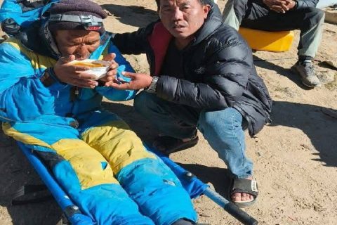 सगरमाथा क्षेत्रमा बेपत्ता दावा शेर्पालाई छदिनपछि जीवितै उद्धार