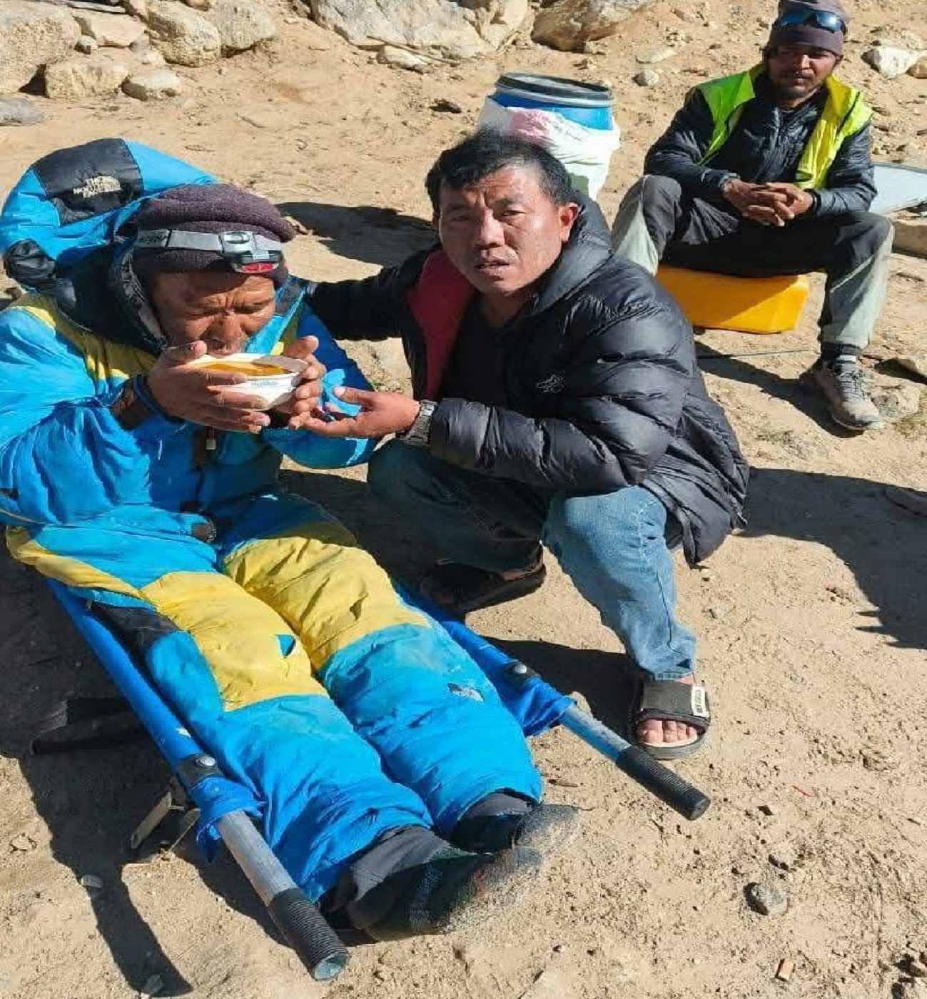 सगरमाथा क्षेत्रमा बेपत्ता दावा शेर्पालाई छदिनपछि जीवितै उद्धार