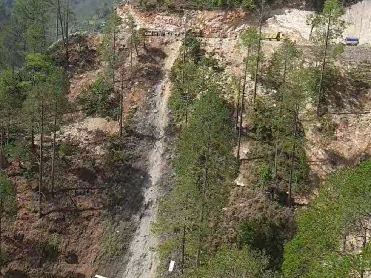 रोल्पाको घर्तिगाउँस्थित शहिद मार्गमा गाडी दुर्घटना, उद्धार कार्य जारी
