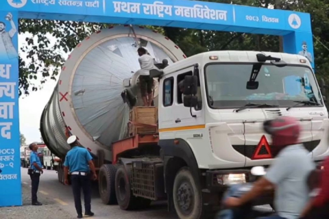 रास्वपाको महाधिबेशनस्थलको स्वागत गेट होचो हुँदा १० जना यातायात मजदुरको सडकमै बास
