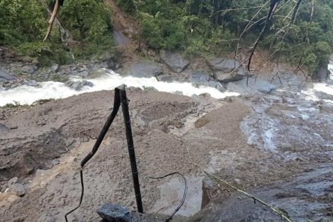 दोलखाको गौरीशंकरमा बाढीले वृद्ध बगायो, चार जना कर्मचारी उद्धारको पर्खाइमा