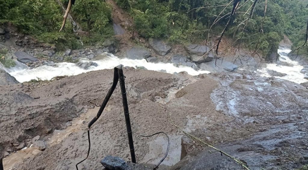 दोलखाको गौरीशंकरमा बाढीले वृद्ध बगायो, चार जना कर्मचारी उद्धारको पर्खाइमा