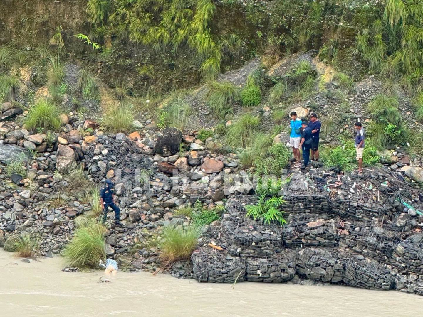 तनहुँको दुलेगौडास्थित हिलेटारको मोटरेवल पुल भन्दा तल एकाबिहानै भेटियो महिलाको शव