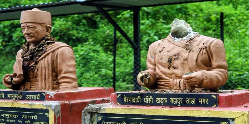  लमजुङको दुईपिप्लेस्थित भानुघाँसी संवाद पार्कको प्रेरणादायी घाँसी ठाडामगरको अर्धकद शालिक तोडफोड