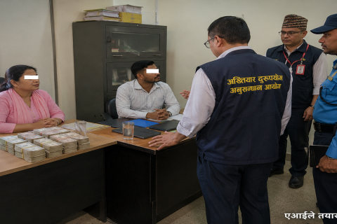 साढे सात घुससहित सर्लाहीमा डिभिजन प्रमुख र मेकानिकल अधिकृत पक्राउ