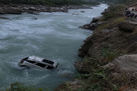 रसुवामा ‘अन टेस्ट’ ईभी भ्यान नदीमा यसरी खस्यो (हेर्नुस भिडियो)