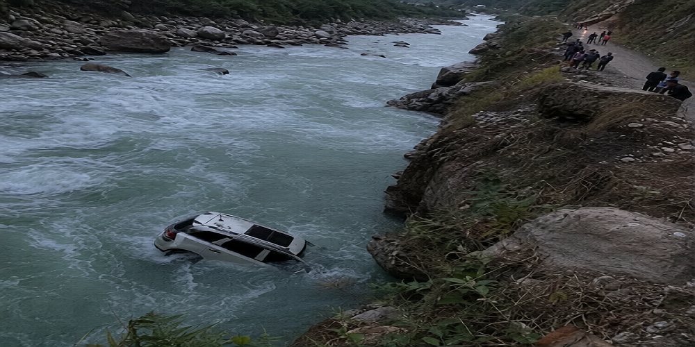 रसुवामा ‘अन टेस्ट’ ईभी भ्यान नदीमा यसरी खस्यो (हेर्नुस भिडियो)