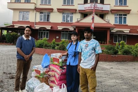 गायिका समीक्षा अधिकारीद्वारा बाढीपीडितलाई खाद्यान्न तथा अत्यावश्यक सामग्री सहयोग हस्तान्तरण