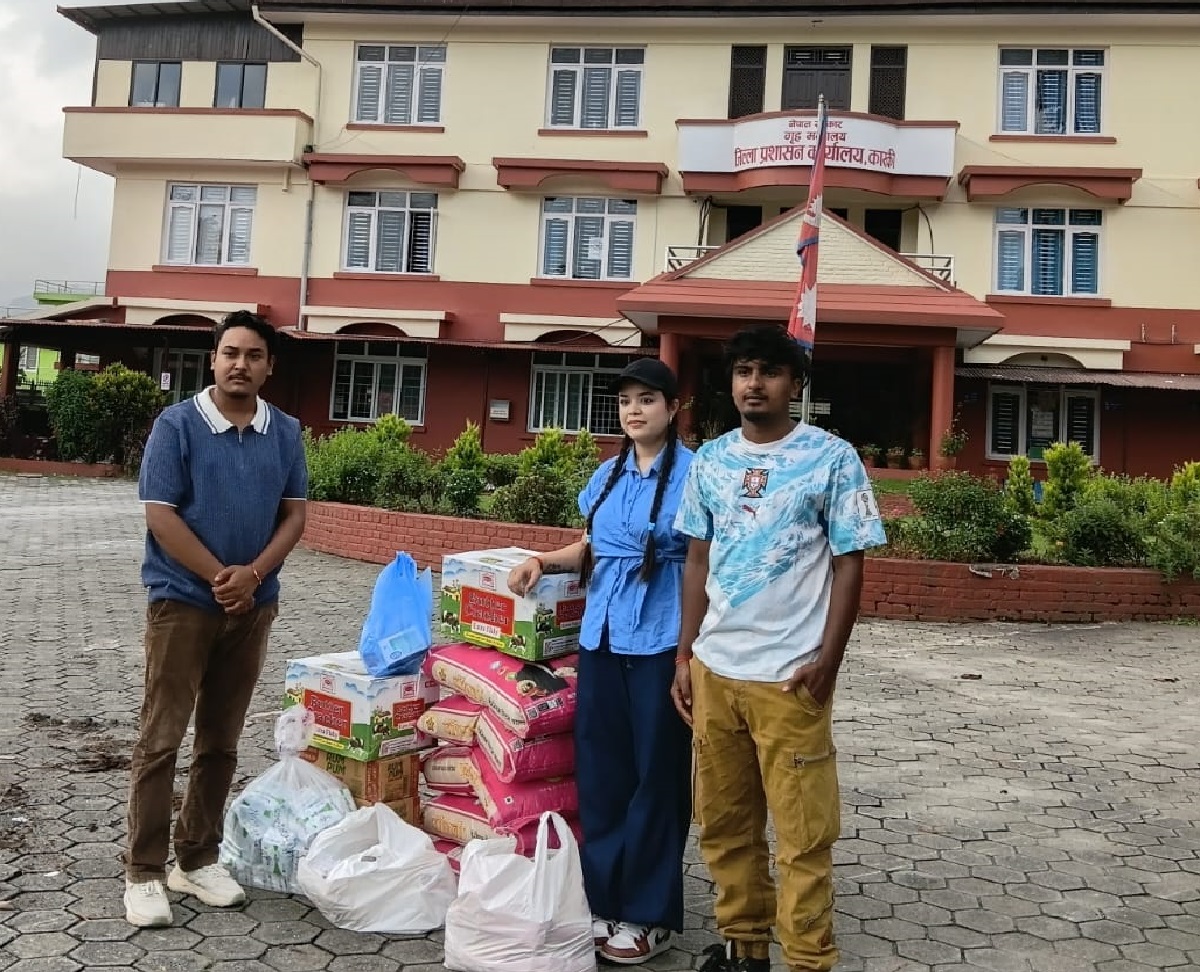 गायिका समीक्षा अधिकारीद्वारा बाढीपीडितलाई खाद्यान्न तथा अत्यावश्यक सामग्री सहयोग हस्तान्तरण