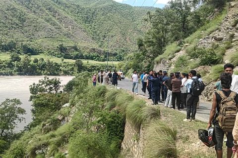 सल्यानमा जीप भेरी नदीमा खस्यो :  दुई युवा पौडिएर बाँच्न सफल, चालकसहित तीन जना बेपत्ता