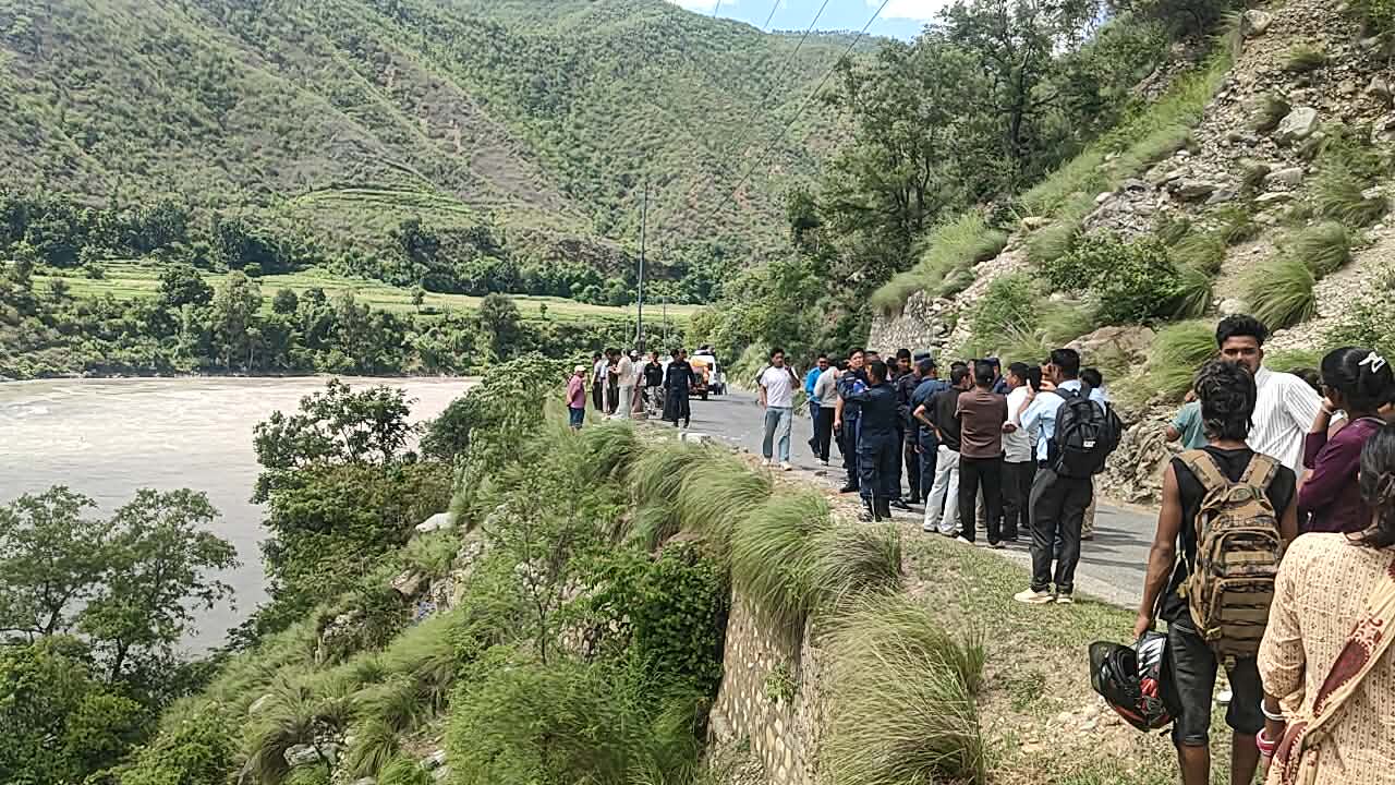 सल्यानमा जीप भेरी नदीमा खस्यो :  दुई युवा पौडिएर बाँच्न सफल, चालकसहित तीन जना बेपत्ता