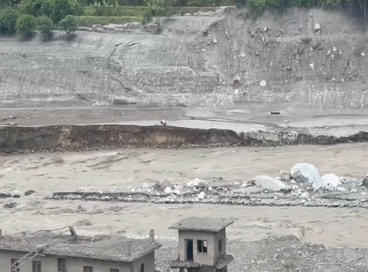 तिब्बतमा तालको ‘ओभरफ्लो’ रोकियो, उद्धार कार्य फेरि सञ्चालन