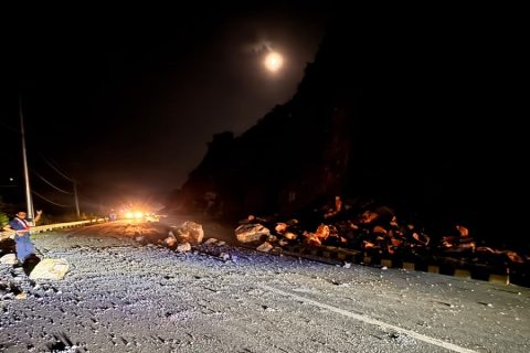 तनहुँ छिर्कनेमा पहिरो खस्दा पृथ्वीराजमार्गको एक लेन अवरुद्ध