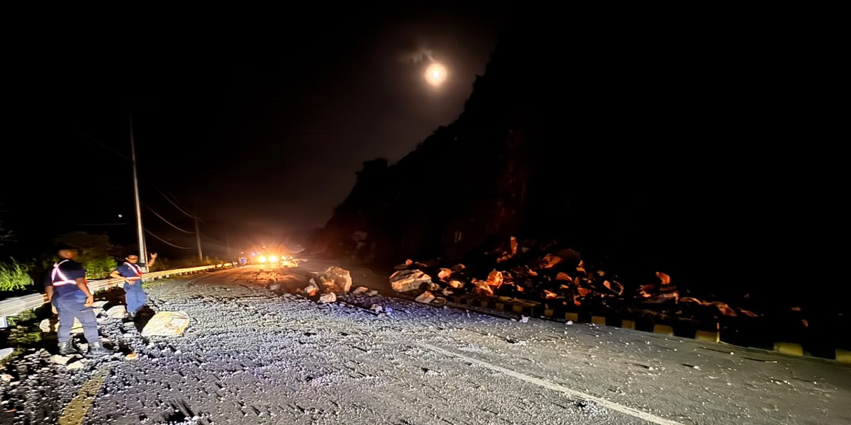 तनहुँ छिर्कनेमा पहिरो खस्दा पृथ्वीराजमार्गको एक लेन अवरुद्ध