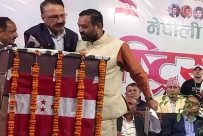 कांग्रेसइतर भेलाको समापनमा मञ्चमै विमलेन्द्र निधि र प्रकाशशरण महतबीच खोसाखोस