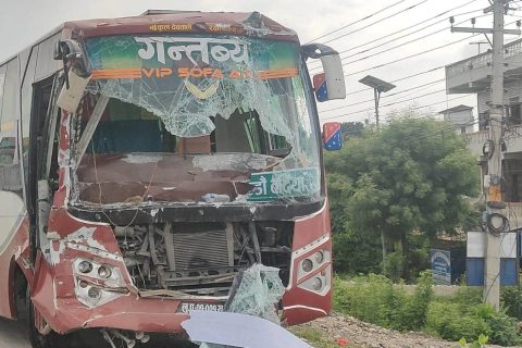रसुवाबाट उद्धार गरिएका यात्रु सवार बस नवलपुरमा दुर्घटनाग्रस्त, ३२ जना घाइते