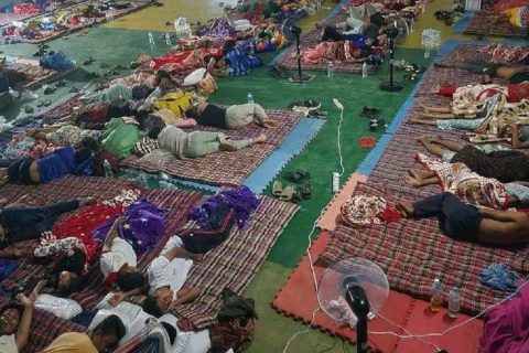 नुवाकोटका बाढीपीडितहरुको विद्यालयमा बास : सरकार र राहतकर्मी कुर्दै पाउनका लागि गास