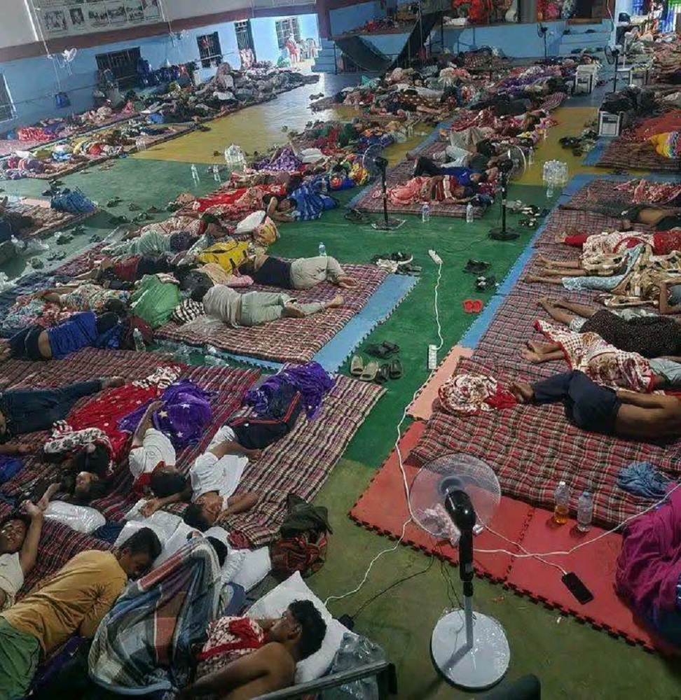 नुवाकोटका बाढीपीडितहरुको विद्यालयमा बास : सरकार र राहतकर्मी कुर्दै पाउनका लागि गास