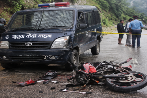 रुकुमपश्चिममा थुनुवा बोकेको भ्यानले मोटरसाइकललाई ठक्कर दिँदा एकको मृत्यु, एक गम्भीर घाइते