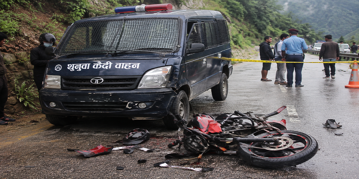 रुकुमपश्चिममा थुनुवा बोकेको भ्यानले मोटरसाइकललाई ठक्कर दिँदा एकको मृत्यु, एक गम्भीर घाइते