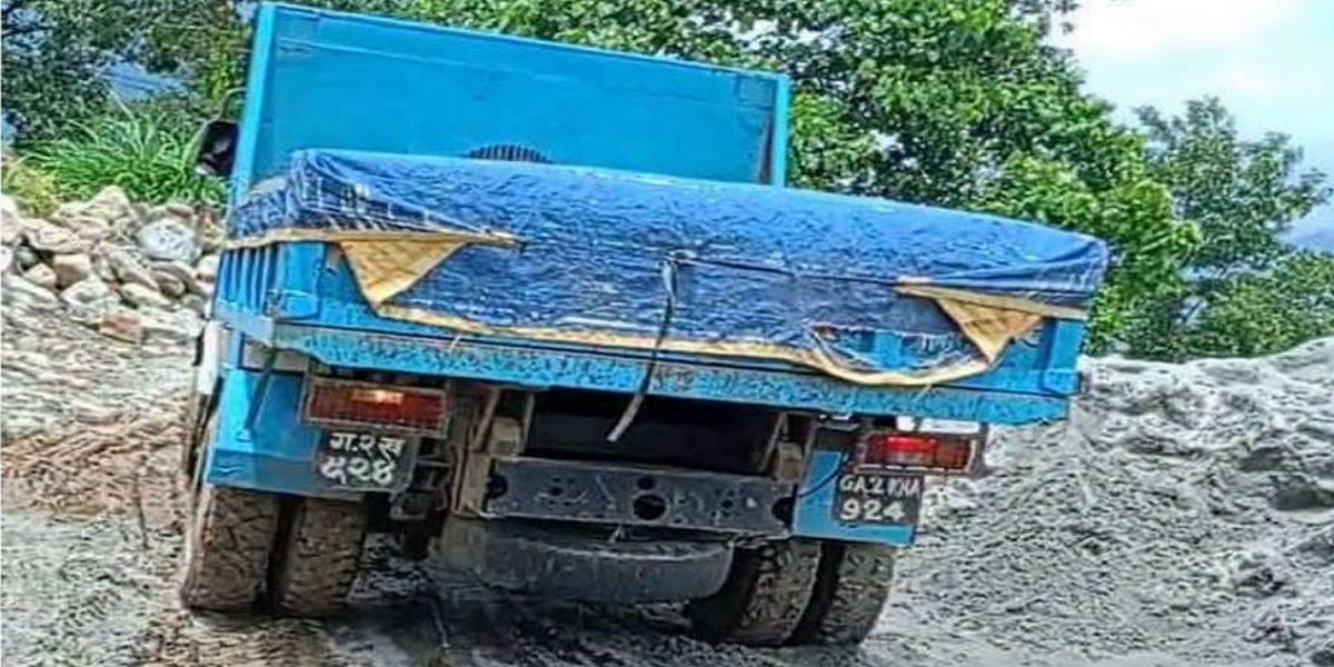 पोखरामा अवैध तरीकाले बालुवा उत्खननमा प्रयोग भएको मिनी टिप्पर प्रहरी नियन्त्रणमा