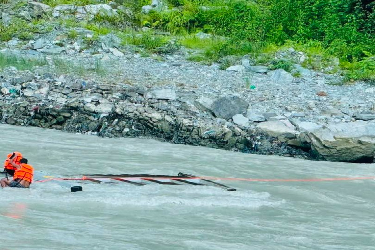 तनहुँमा सेती नदीमा कालिका हाइड्रोपावरको टिपर खस्दा चालक बेपत्ता, खोजी जारी