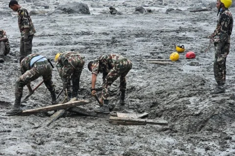भोटेकोशी बाढीले बगायो नेपाली सेनाका ठूलो संख्यामा हतियार तथा गोलीगट्ठा