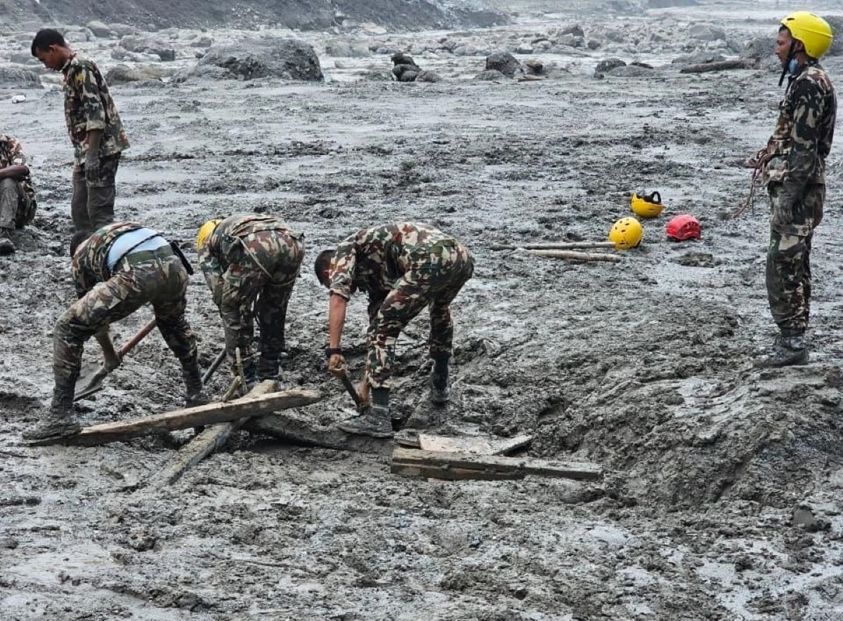 भोटेकोशी बाढीले बगायो नेपाली सेनाका ठूलो संख्यामा हतियार तथा गोलीगट्ठा