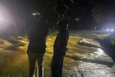 पर्वतको चिन्नेखोलामा आएको बाढीले स्कुटर बगायो