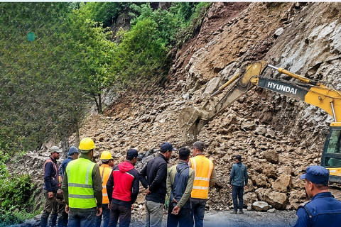कास्कीको माछापुच्छ्रेमा हाइड्रोपावरको सडक खन्ने क्रममा पहिरो खस्दा दुई जना मजदुर घाइते