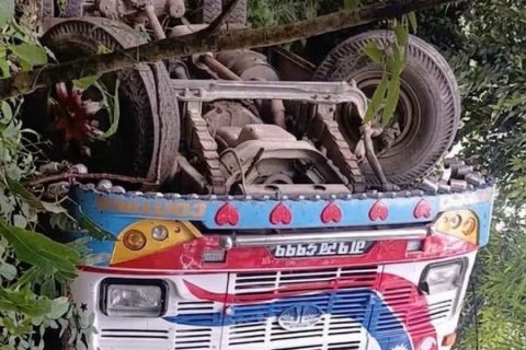 कास्कीको मादी–११ खिमाजेमा बस पल्टिएर भयो उत्तानो