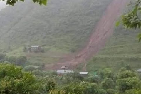 पाल्पामा पहिरोले दुई घर पुरिए : ५९ वर्षीया महिला बेपत्ता