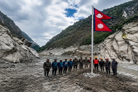 भोटेकोशी बाढीपछि नेपाल-चीन सीमा क्षेत्रमा फेरि फहराइयो नेपालको राष्ट्रिय झण्डा
